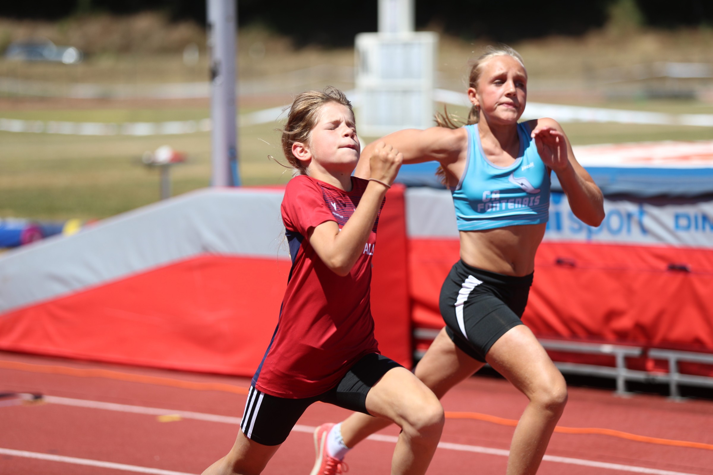 Jeunes athlètes au sprint, dont une athlète du CA Fontenais
