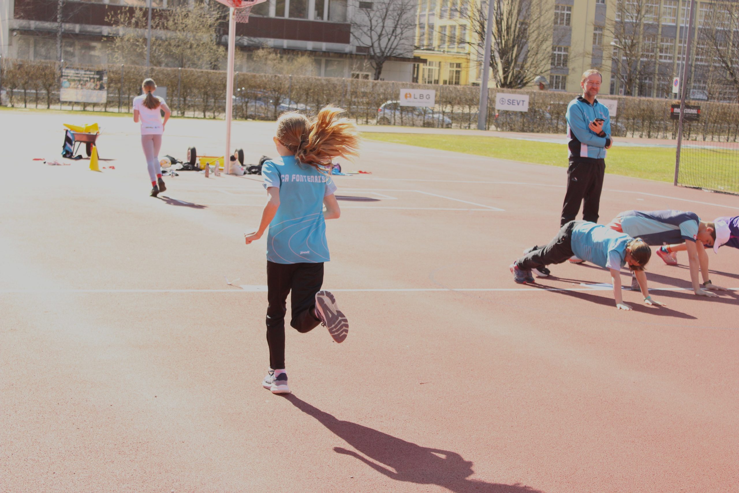 Enfants de l'école d'athlétisme du CA Fontenais à l'entraînement sur la piste